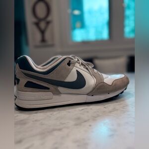 Nike Men’s Pegasus 89, White/Industrial Blue, Size 13, Good pre owned condition